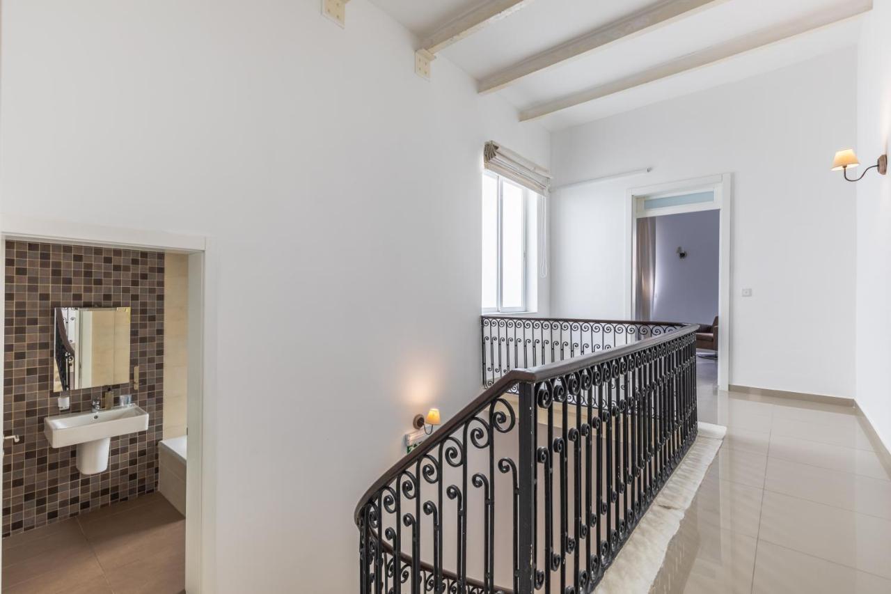 Charming Four Bedroom Townhouse One Minute Away From The Seafront Sliema Exterior photo